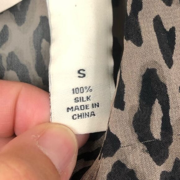French Laundry 100% Silk Cheetah Leopard Blouse Small Button-Up Long Sleeve - Picture 4 of 8